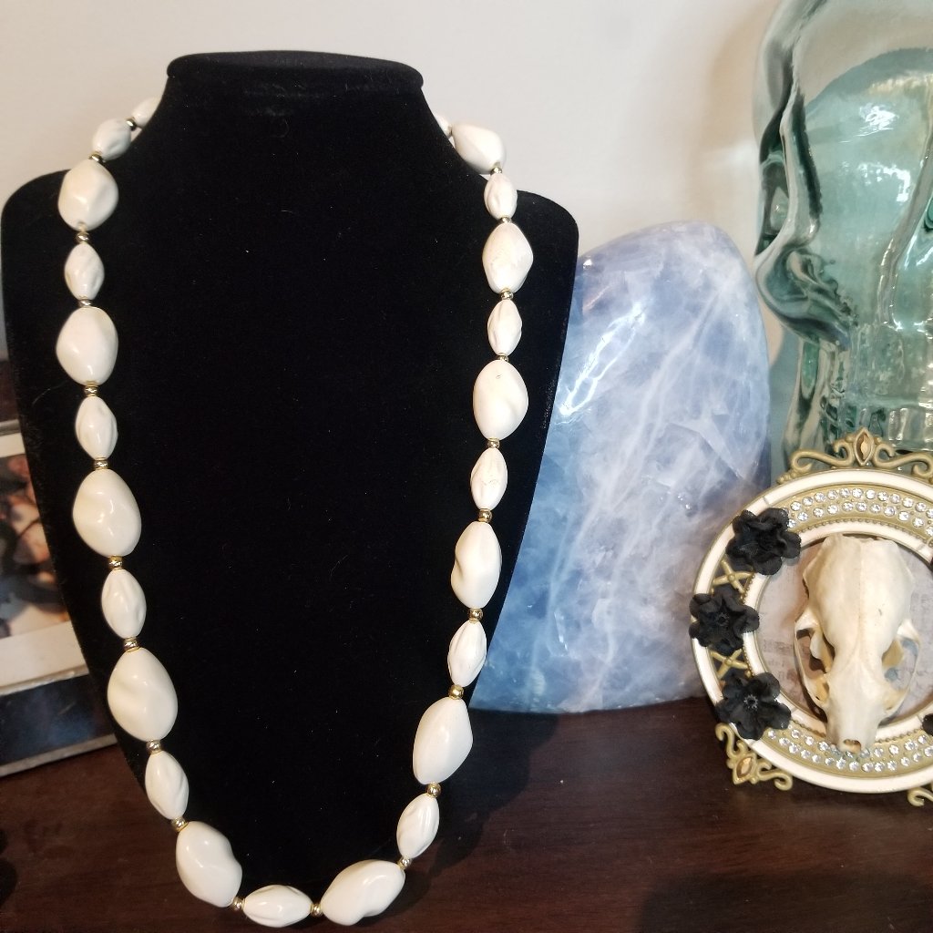 Vintage 80s White Beaded Necklace Great Condition
